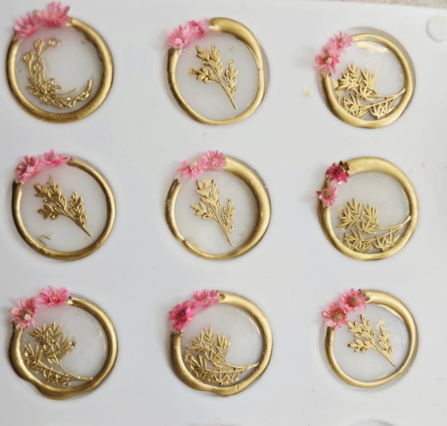 Premium seals

Clear wax, gold paint