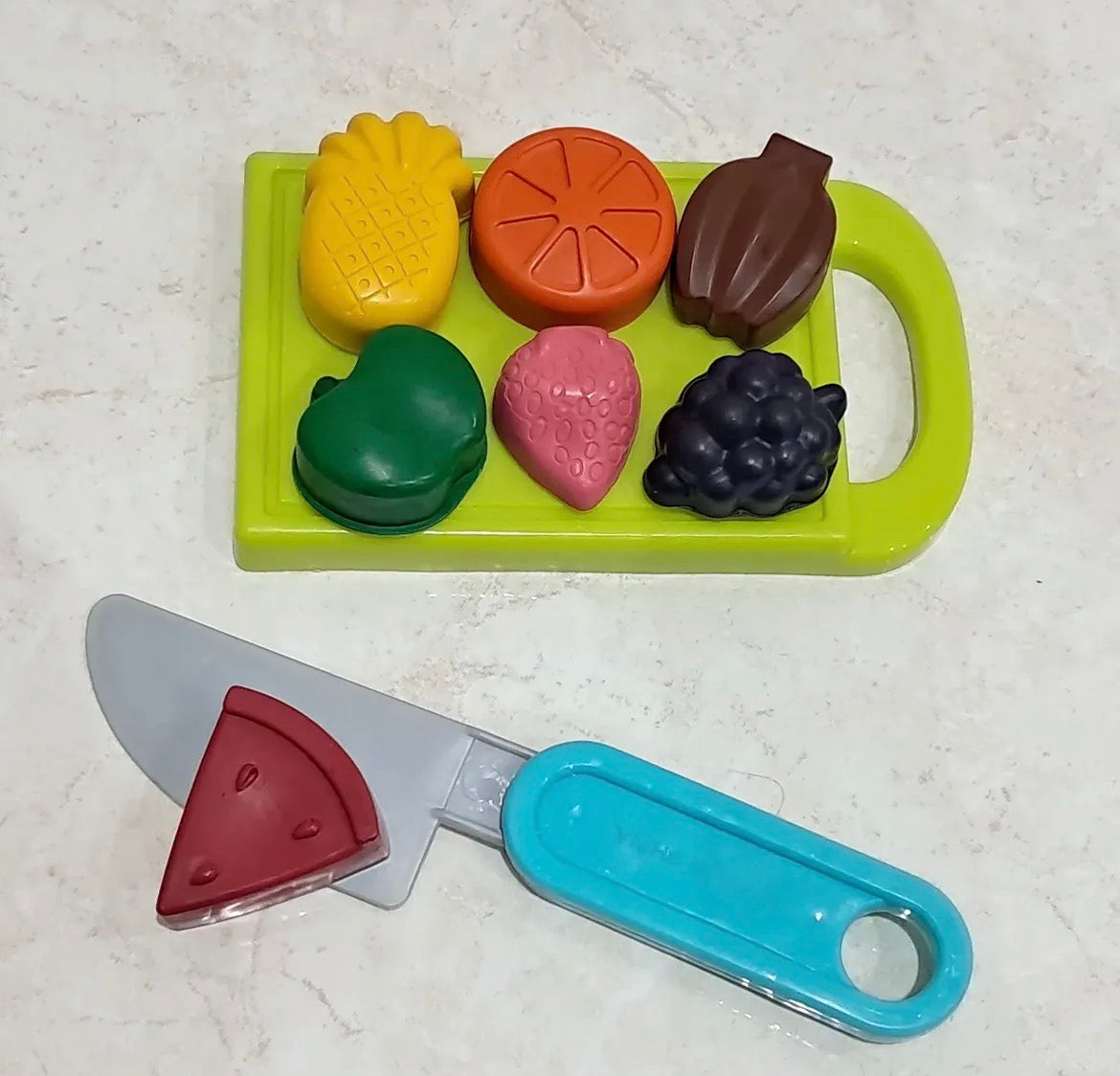 Fruit crayon set
