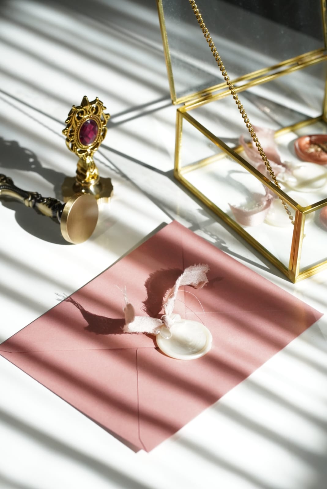 Embellishment (ornament)

Pearlescent white cream bow