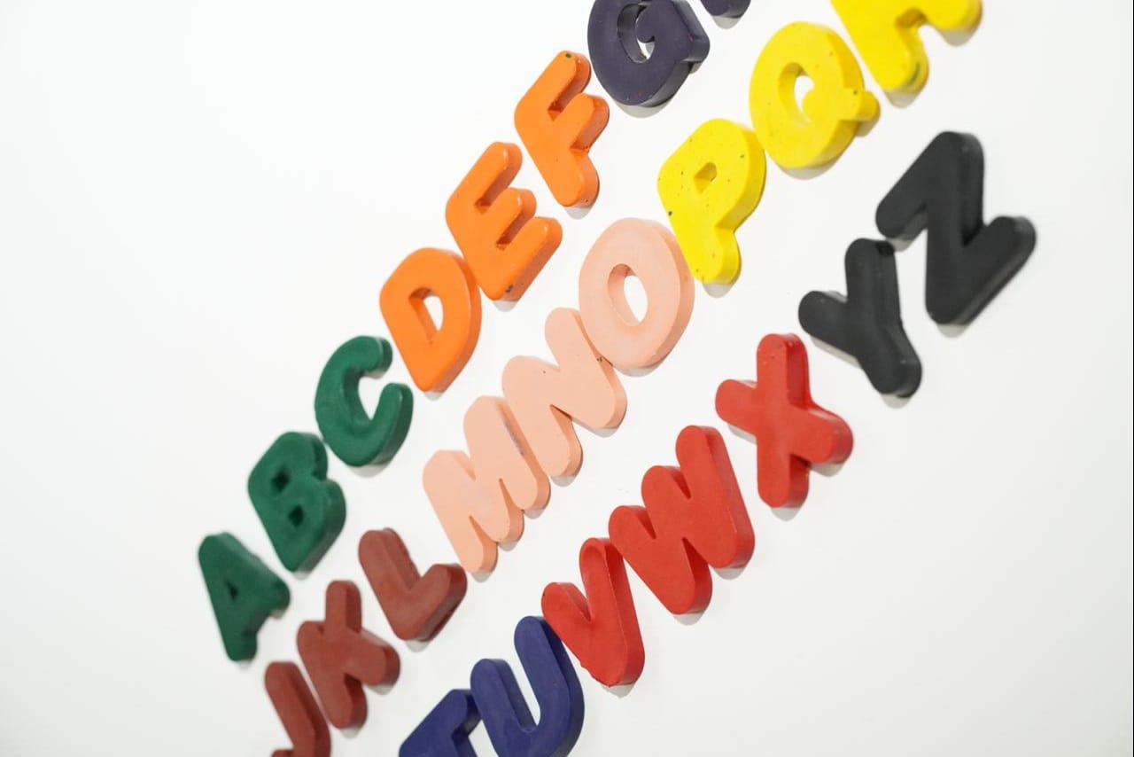 SOLID ALPHABET CRAYONS SET
