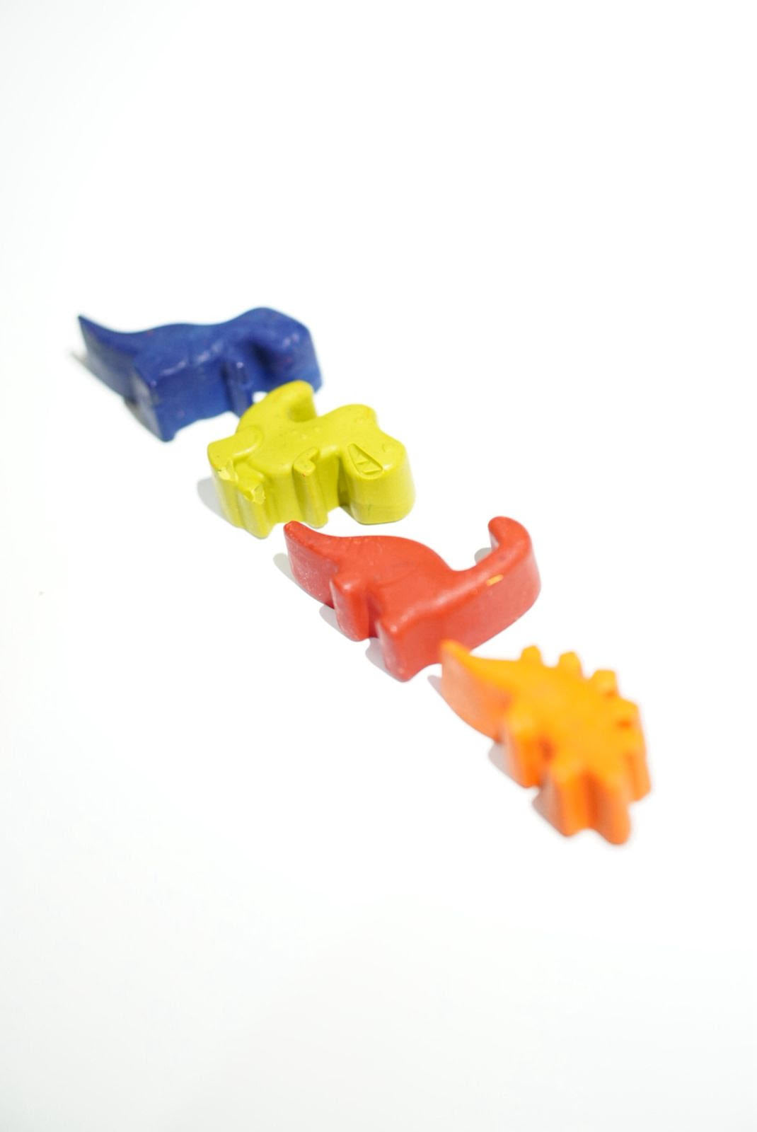 DINO CRAYON SET